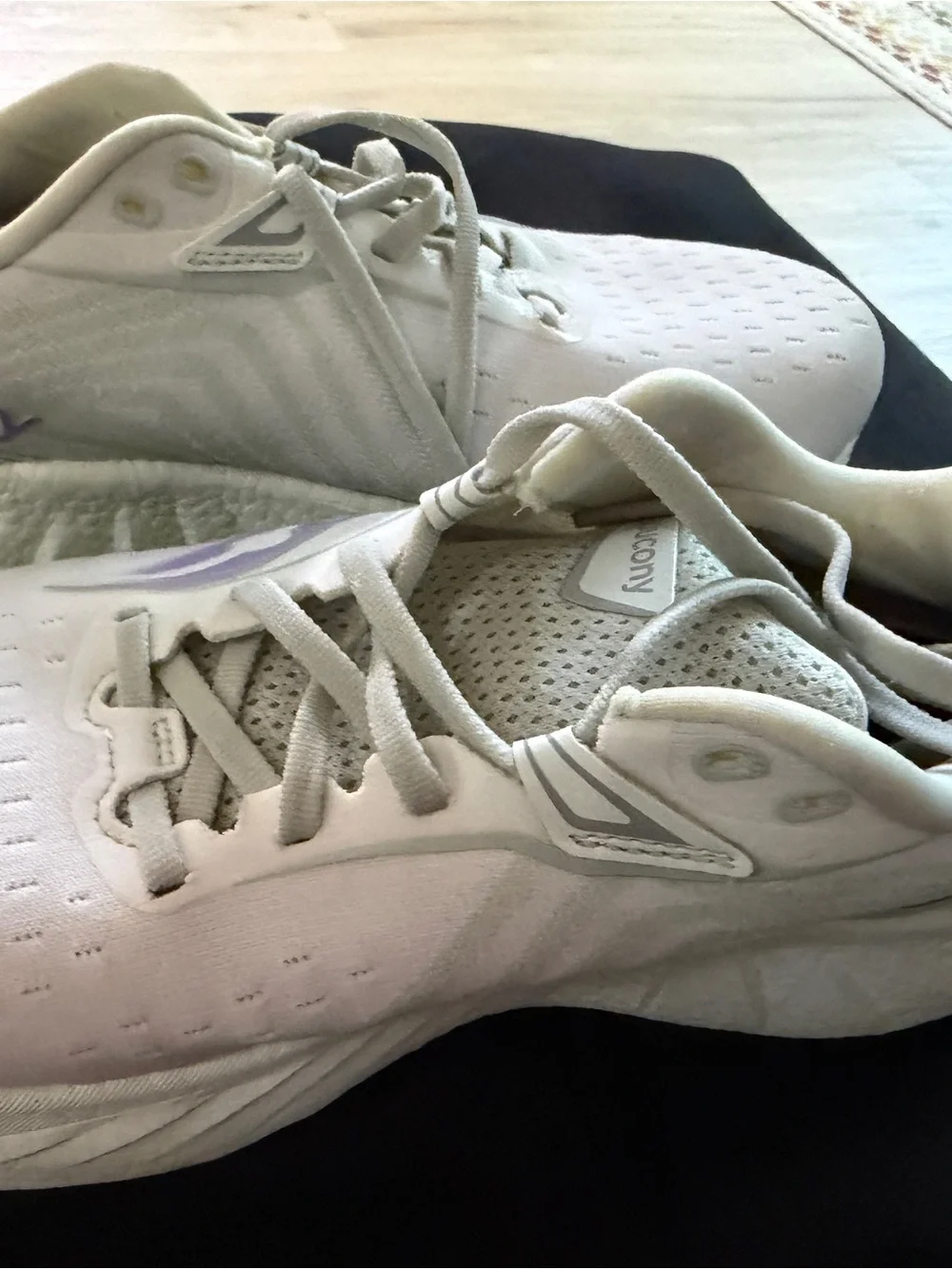 Saucony Women White Triumph 22 Sneakers with Lavender Logo